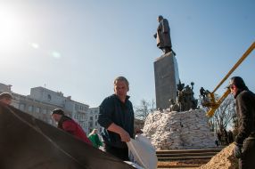 People cover the monument to Shevchenko in Kharkiv with sandbags