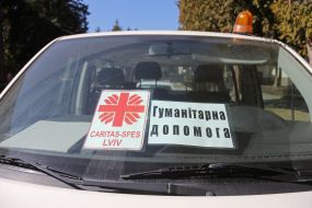 The inscription "Humanitarian aid" on the windshield of the car