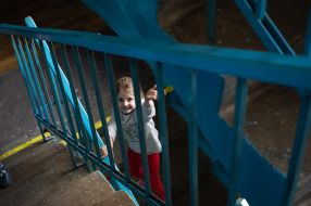 Little girl on the landing in the dormitory