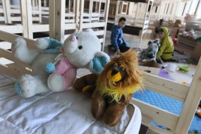 М'які іграшки на ліжку у Львові