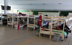 Спальні місця для переселенців в пункті для тимчасового перебування біженців у Львові