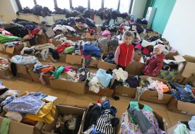Одяг для переселенців в пункті для тимчасового перебування біженців у Львові