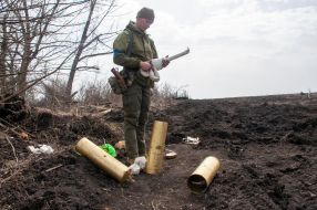 Ukrainian soldier holding a bag of captured gunpowder