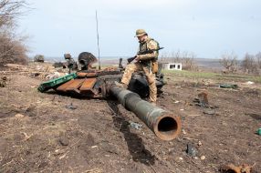 The Ukrainian soldier put his foot on the barrel of the lined tank of the Russian occupiers