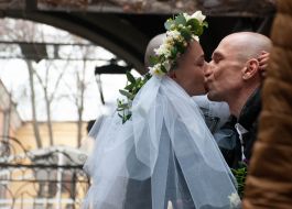 Волонтеры Настя и Антон в день своей свадьбы фотографируются на фоне разрушенных домов