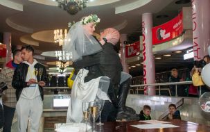 Волонтеры Настя и Антон в день своей свадьбы