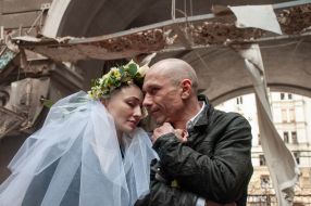 Волонтеры Настя и Антон в день своей свадьбы фотографируются на фоне разрушенных домов