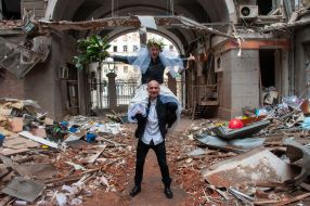 Волонтеры Настя и Антон в день своей свадьбы фотографируются на фоне разрушенных домов