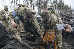 Военнослужащие ВСУ вытаскивают из уничтоженного танка врага