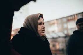 Old woman during the evacuation from Chernihiv
