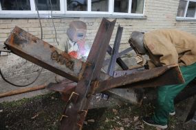 Волонтеры изготавливают противотанковые ежи