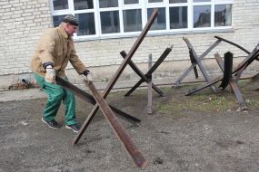 Волонтеры изготавливают противотанковые ежи