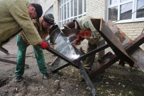 Волонтеры изготавливают противотанковые ежи