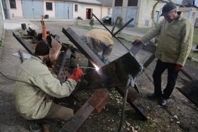 Волонтеры изготавливают противотанковые ежи