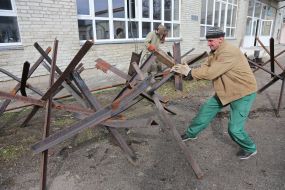 Волонтеры изготавливают противотанковые ежи