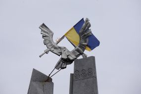 Флаг Украины на памятнике в Бородянке