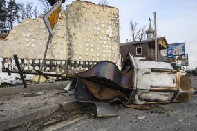 The cross and the bathhouse of the church lie on the ground as a result of explosions and shelling of the occupiers in Gostomel
