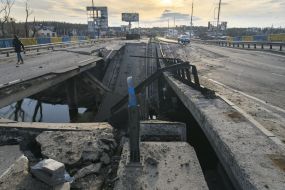 Разрушенный в результате взрывов и обстрелов окупантов мост в Гостомеле