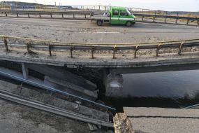 Разрушенный в результате взрывов и обстрелов окупантов мост в Гостомеле