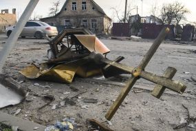 The cross and the bathhouse of the church lie on the ground as a result of explosions and shelling of the occupiers in Gostomel