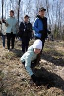 Settlers from different regions of Ukraine plant seedlings