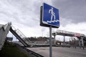 Разрушенный пешеходный мост через дорогу в селе Бузовая