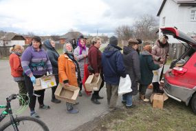 Люди отримують гуманітарну допомогу