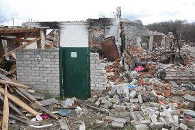 Зруйнований внаслідок обстрілів російськими військами будинок в селі Новоселівка