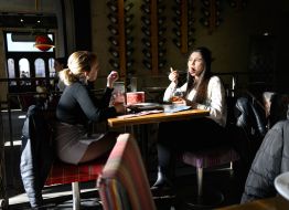 Девушки за столиком в кафе во Львове