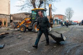 People are sorting out the rubble after the Russian rocket R-500 "Kalіbr" was fired near Kharkiv