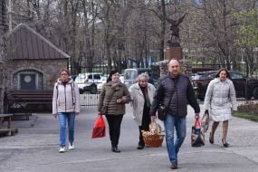Віряни з великодніми кошиками біля Санктуарії Бога Отця Милосердного в Запоріжжі