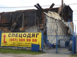 Зруйнована внаслідок обстрілів окупантів будівля у Горенці