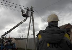 Electricians repair power lines in Gorenka damaged by shelling