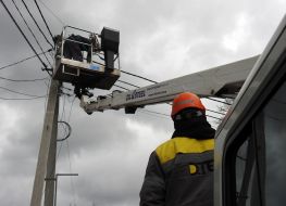 Electricians repair power lines in Gorenka damaged by shelling