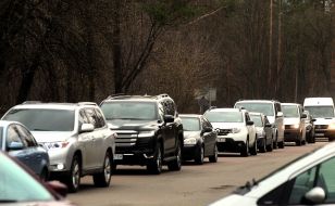 Автомобили въезжают в Киев
