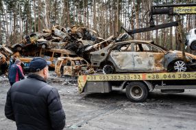 Сгоревший автомобиль на эвакуаторе
