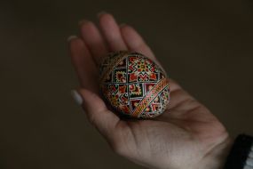 Участница мастер-класса демонстрирует писанку