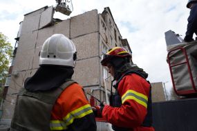Rescuers dismantle debris in Kharkiv