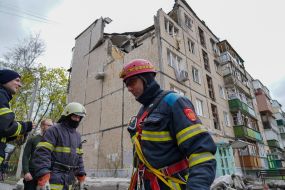 Rescuers dismantle debris in Kharkiv
