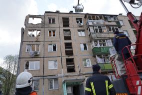 Rescuers dismantle debris in Kharkiv