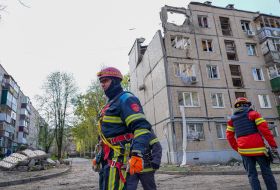 Rescuers dismantle debris in Kharkiv