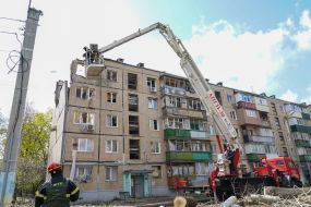 Rescuers dismantle debris in Kharkiv
