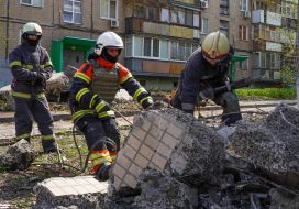 Rescuers dismantle debris in Kharkiv