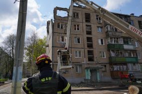 Rescuers dismantle debris in Kharkiv