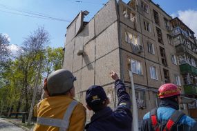 Rescuers dismantle debris in Kharkiv