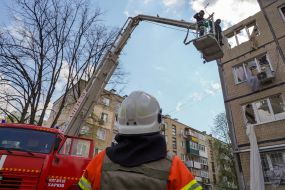 Rescuers dismantle debris in Kharkiv