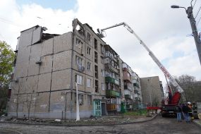 Rescuers dismantle debris in Kharkiv