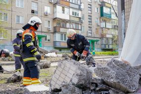 Rescuers dismantle debris in Kharkiv