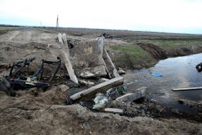 Зірваний міст через річку Трубіж у Київській області