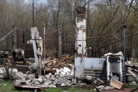 Зруйнований внаслідок обстрілів окупантів будинок в селі Бервиця